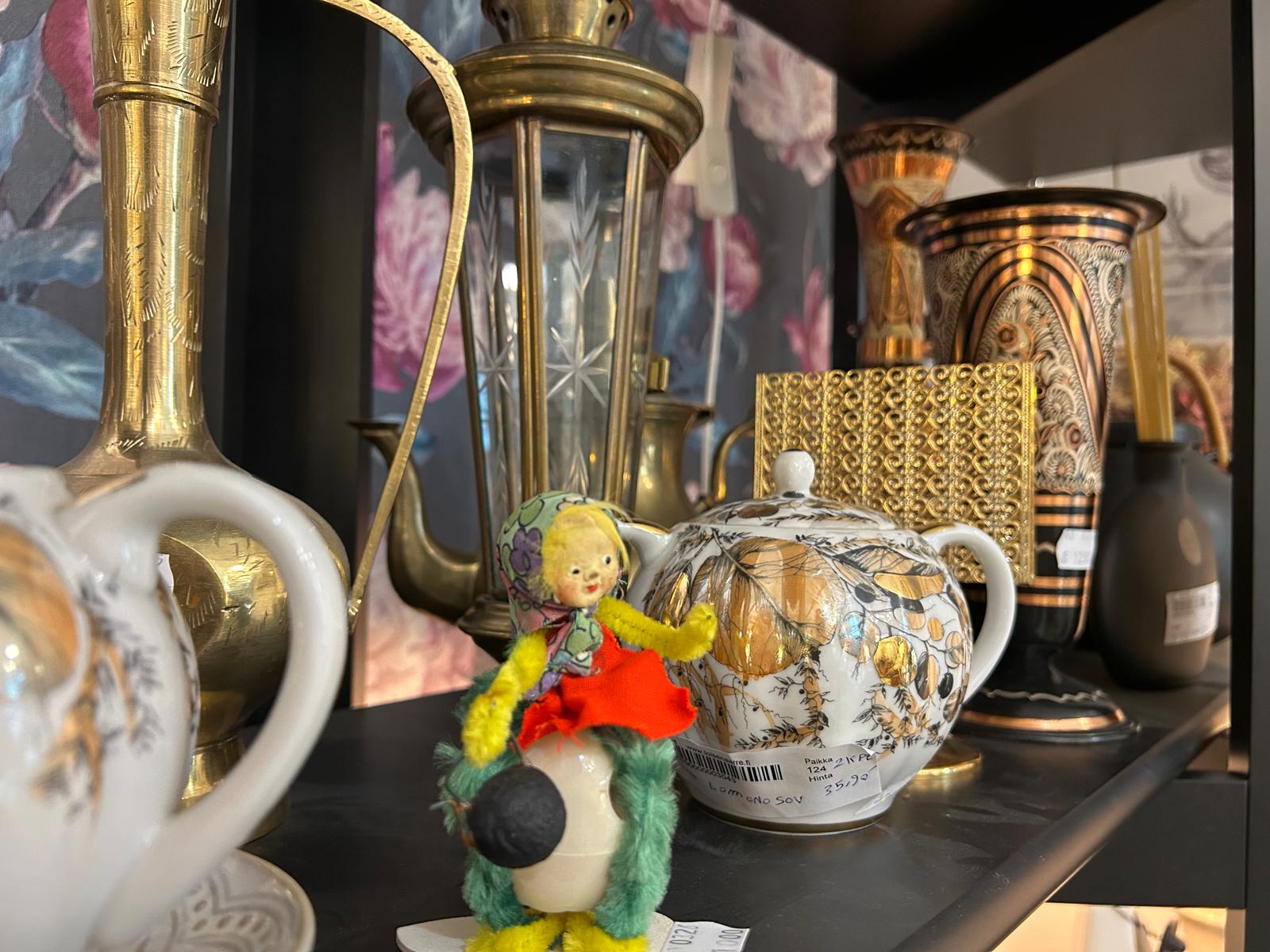 Toisen aarre — kultainen vintage-hylly messinkiesineineen